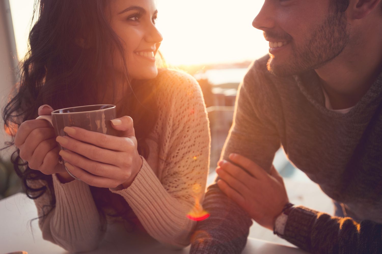 How Can You Create a Compelling Profile to Stand Out in the Online Dating Scene?
